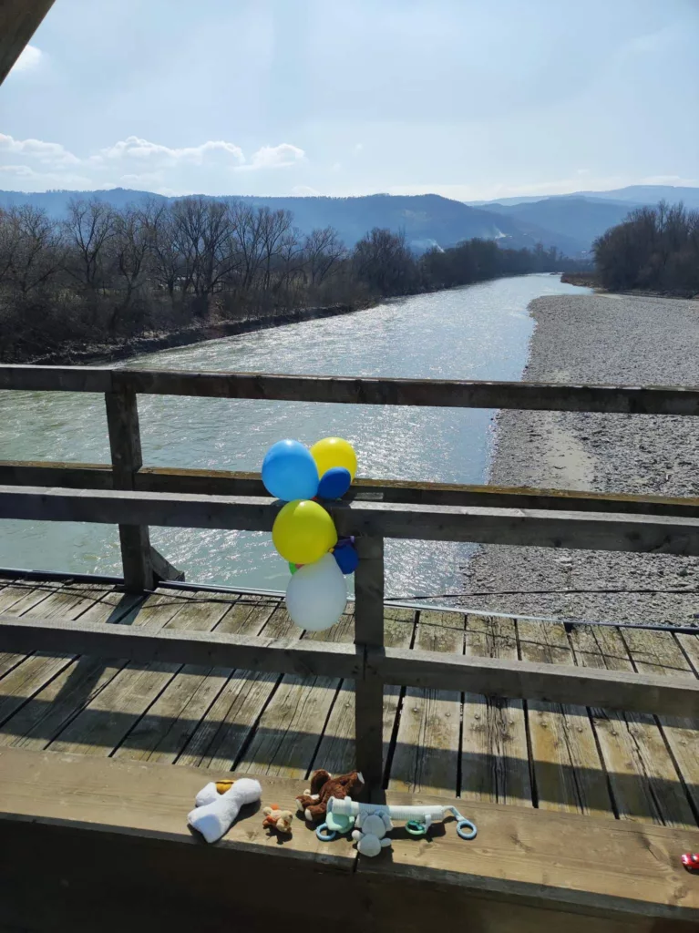 This is the bridge linking Ukraine and Romania. Romanians have laid teddy bears along the length of the bridge for the Ukrainian children to pick one up on their way across the bridge.